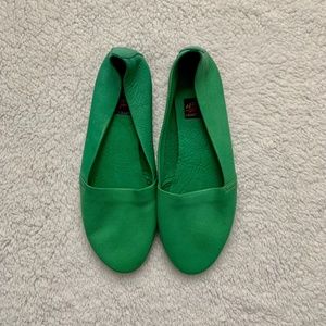 Vintage Green Leather Flats 8.5  (fit like a 7.5)
